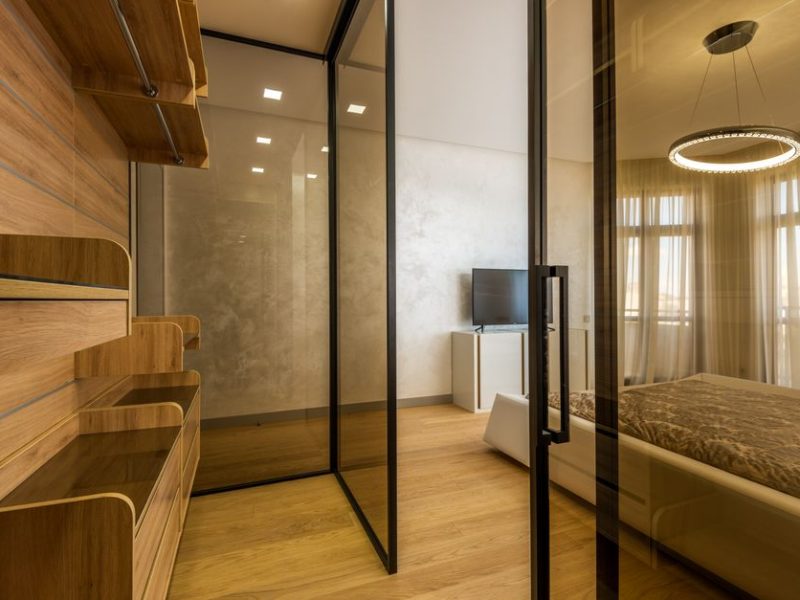 Elfa Vs Closetmaid Custom Closet System Walk-Ins: Elfa vs. ClosetMaid: Which Custom Closet System Works for Walk-Ins?